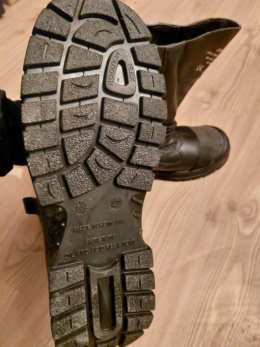 Bocanci de lucru/protecție Petrom, mărimea 42