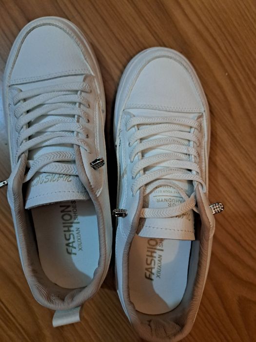 Кроссовки на 37 размер