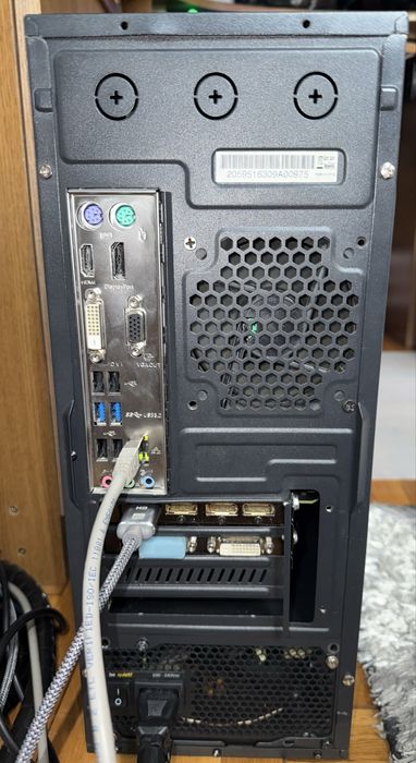 Pc intel i5 4460, 14gb ram, nvidia GTX 970, ssd 120gb, hdd 500 gb