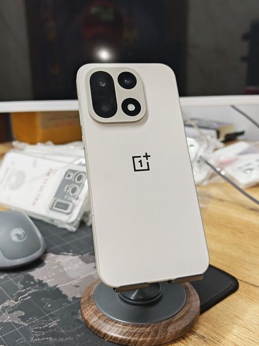 Продаю OnePlus 15 телефон
