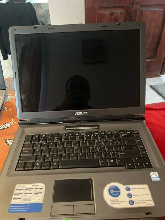 Лаптоп Toshiba със зарядно