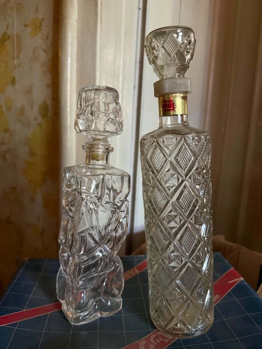 2 бр. ретро стъклени гарафи с декоративни тапи