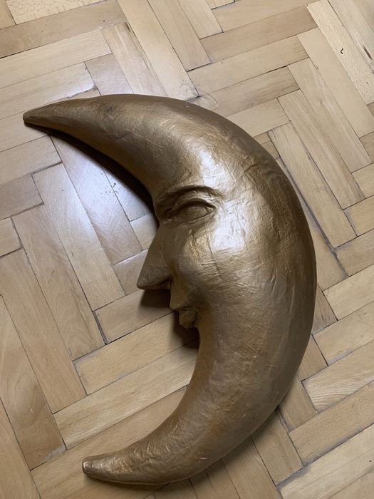 Скулптура на полумесец от Paper Mache