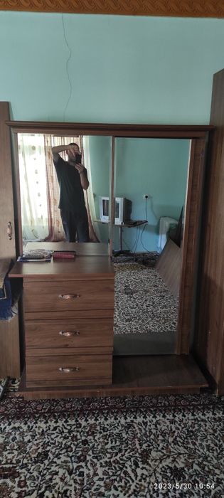 Деван ва трюмо сотилади