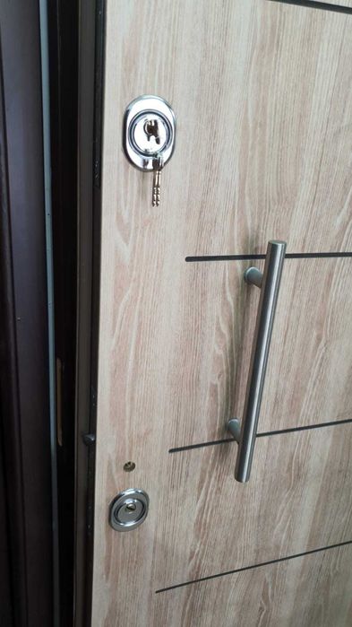 Usa metalica de apartament Arta Door reducere 35% 2 buc pe dreapta.