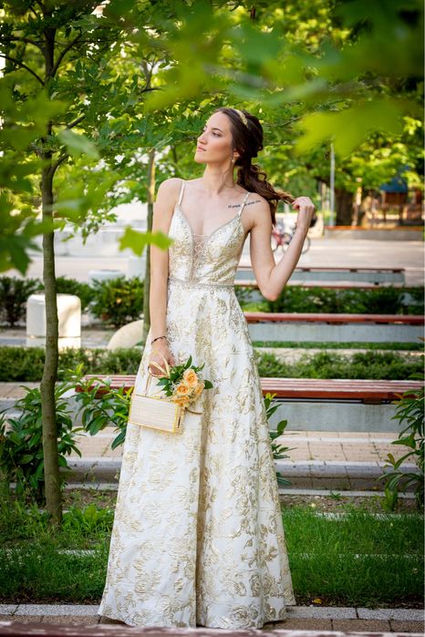 Бална рокля, кремав цвят със златни детайли