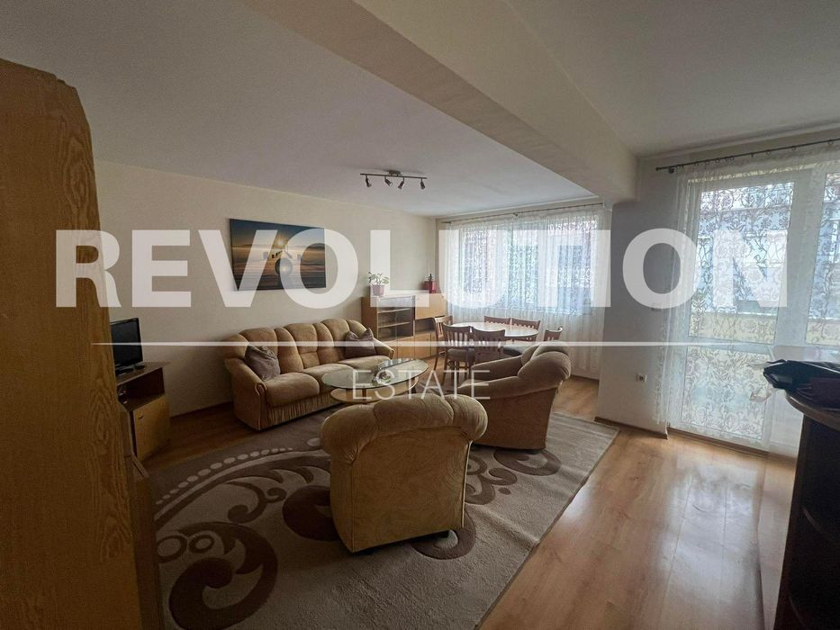 Тристаен апартамент в района на Цветен квартал!