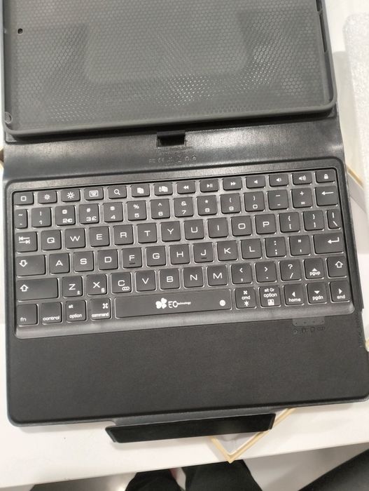 Husa cu tastatura din piele pentru IPad!