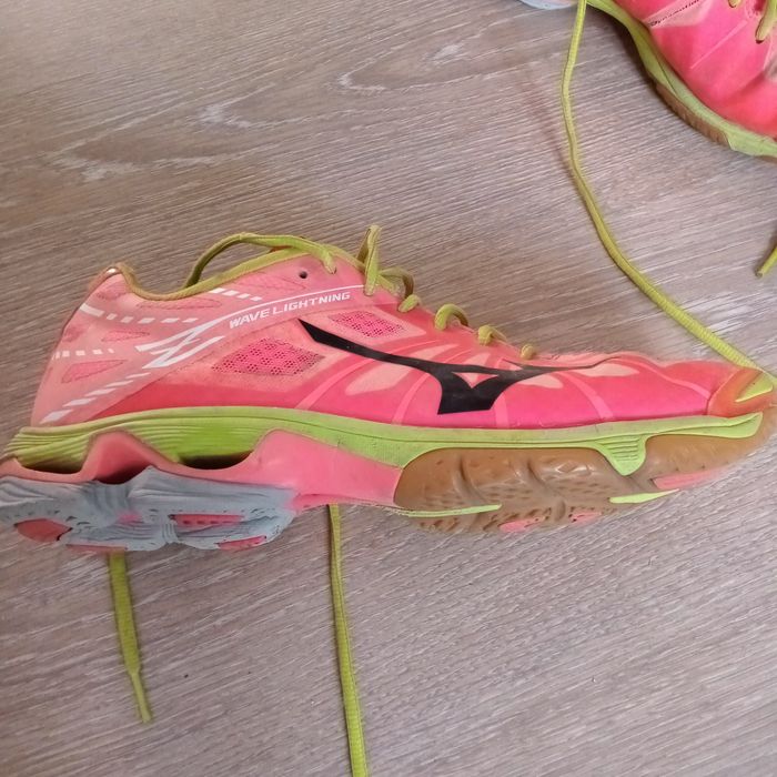 Продам кроссовку