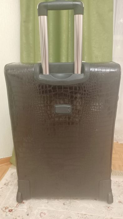 Чемодан дорожный