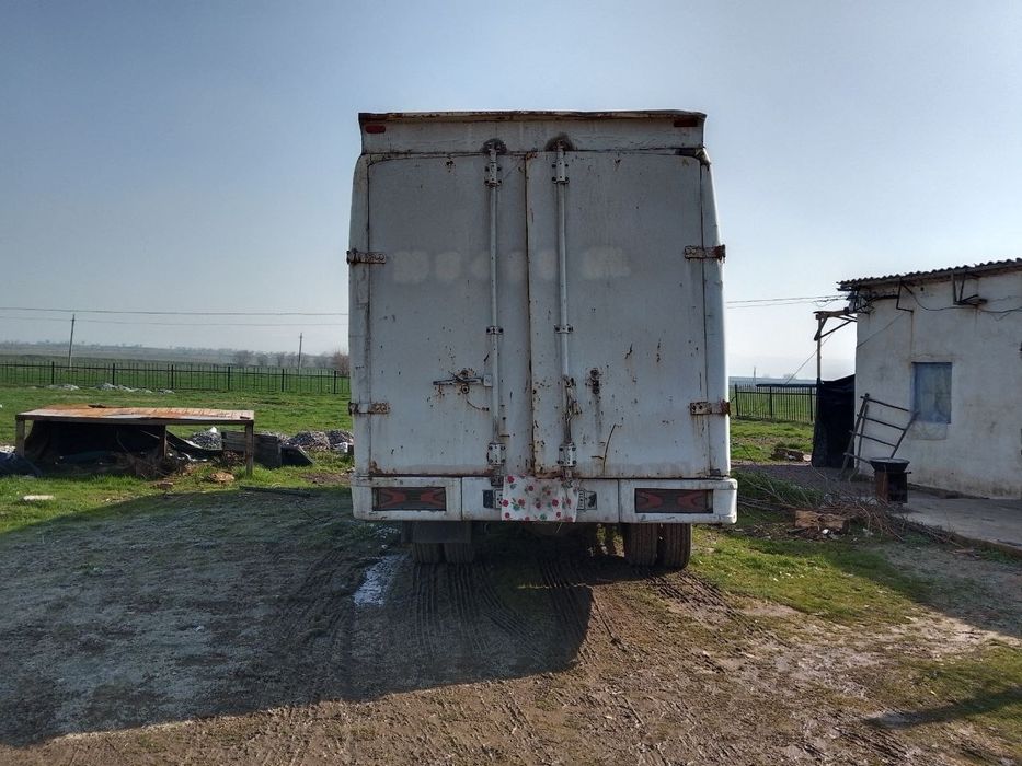 Грузовик автомобиль