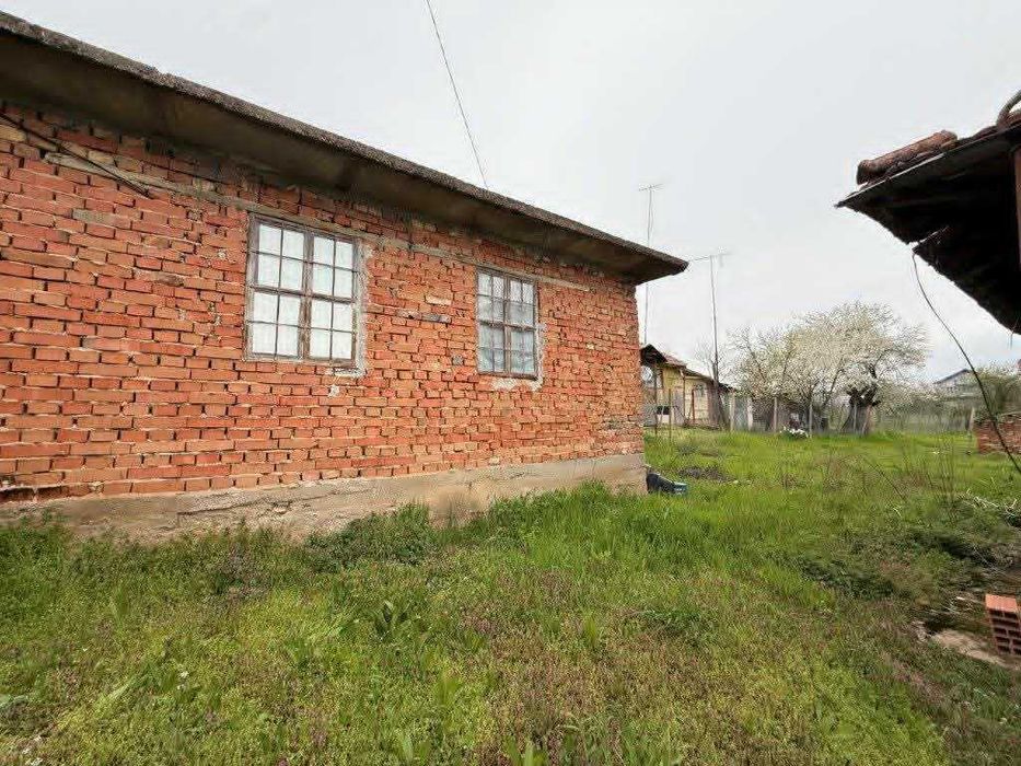Продавам имот със сграда,гараж и парцел в с.Червена вода област Русе