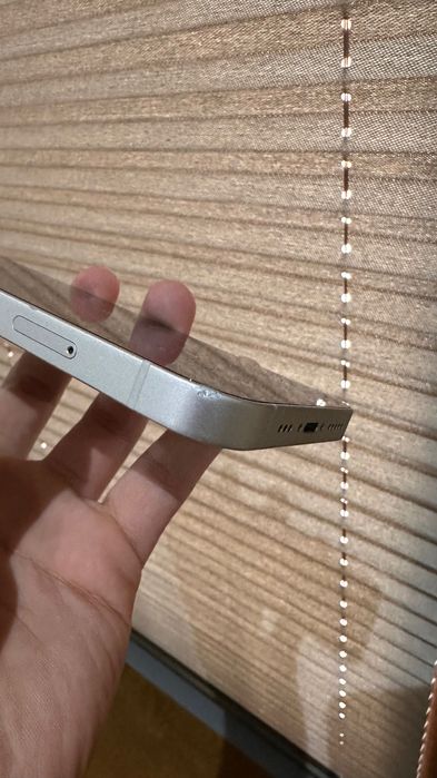 iPhone 14 white. 87% battery