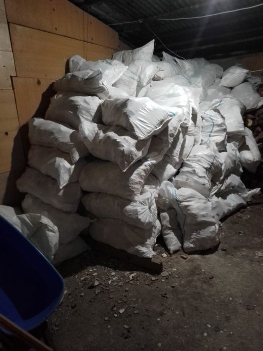 Ridic saci cu moloz și deșeuri din construcții