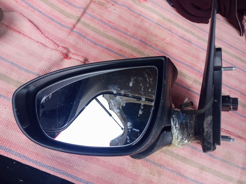 Продам б/у левое боковое зеркало в сборе.