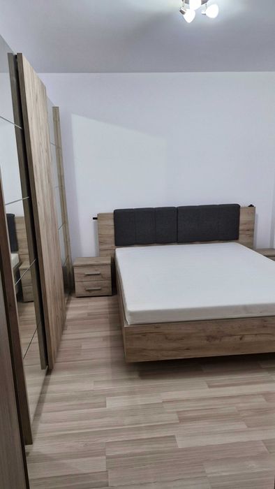 Proprietar, închiriez apartament cu 3 camere și garaj
