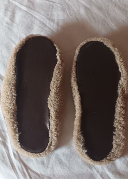 papuci de casa din piele bej si negrii