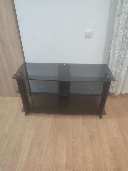 Стеклянный стол .