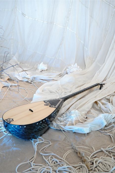 Домбыра бұйра қайың ағашынан