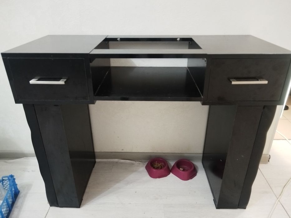 Продам маникюрный стол