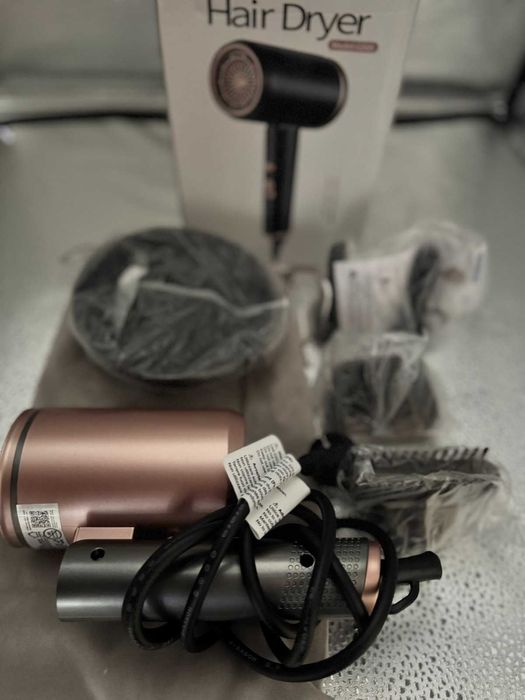 Професионален йонен сешоар - мощен, компактен и стилен 2400W