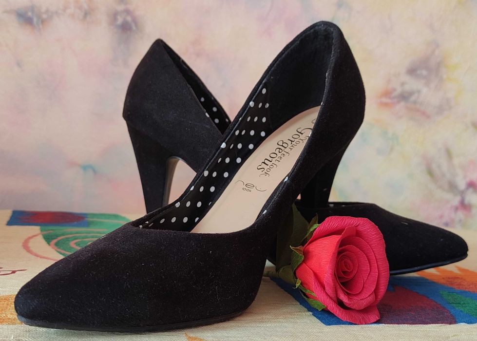 Черни обувки на ток "NEW LOOK" и бели дантелени обувки на ток "NEXT"