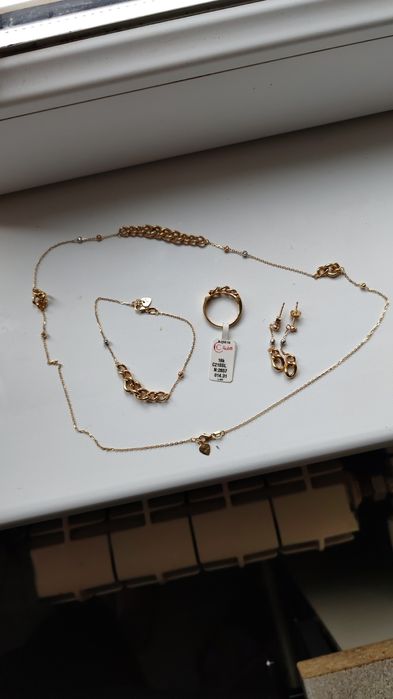 Vând set aur de 18 k NOU adus din Dubai