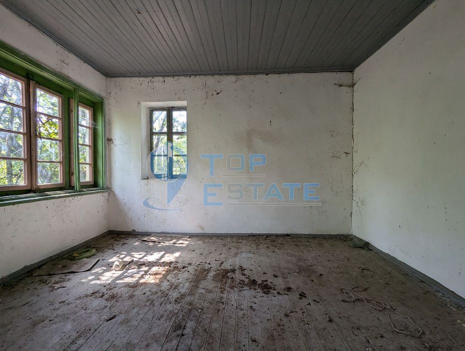 Парцел със стара къща в село Долна Липница