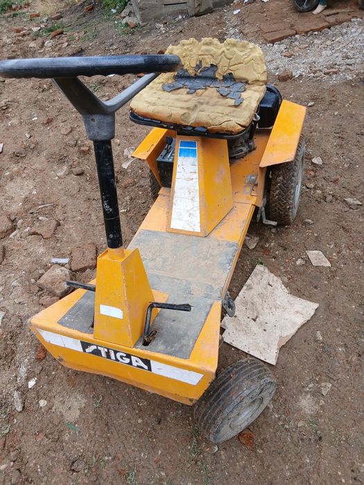 Tractoras cosit gazonu