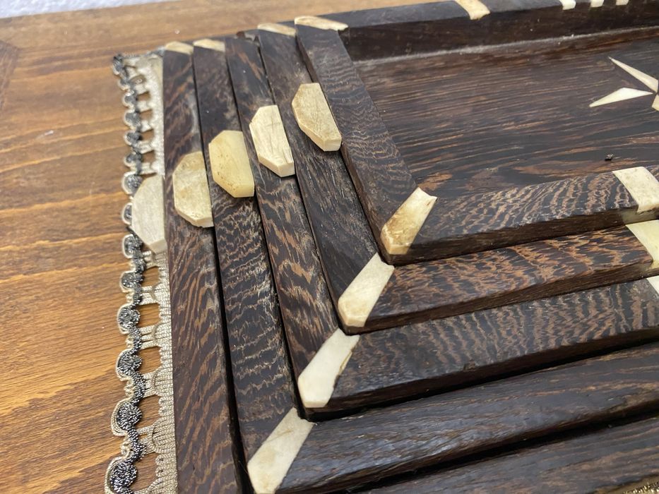 Английски подноси от тик с инкрустация