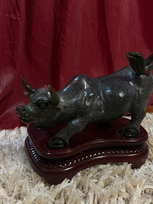 Нефритовая статуэтка ручной работы