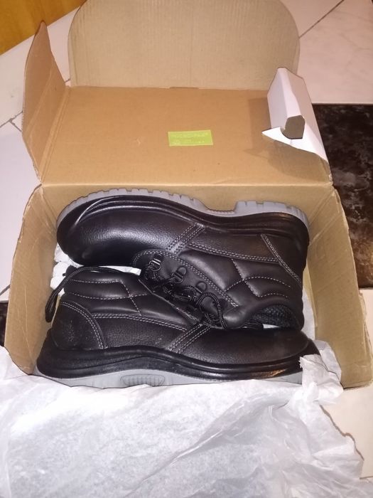 Работни обувки с метална пластина