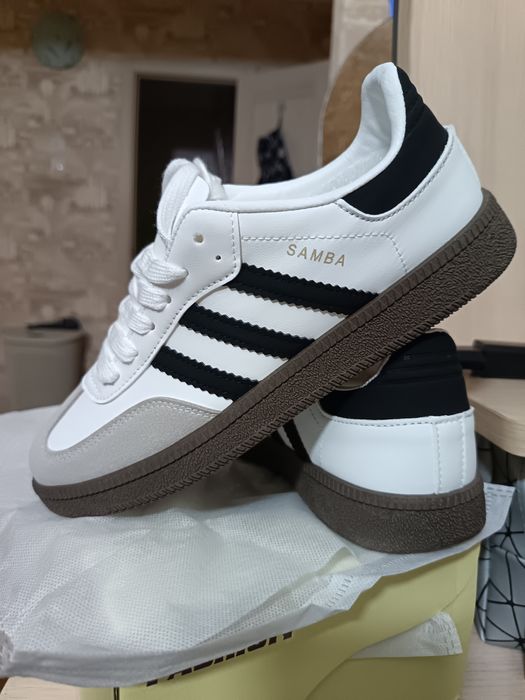 Кроссовки женские