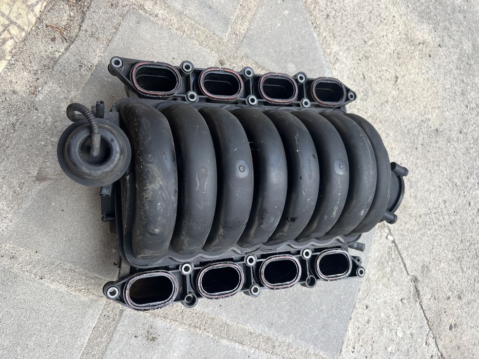 Всмукателен колектор audi A8 d4 4,2 fsi