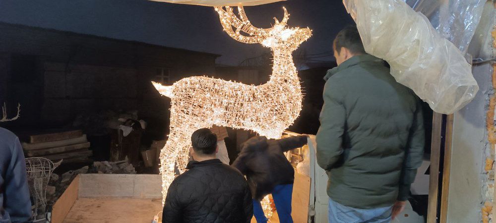 Новогоднее оформление фасадов зданий магазинов домов офисов