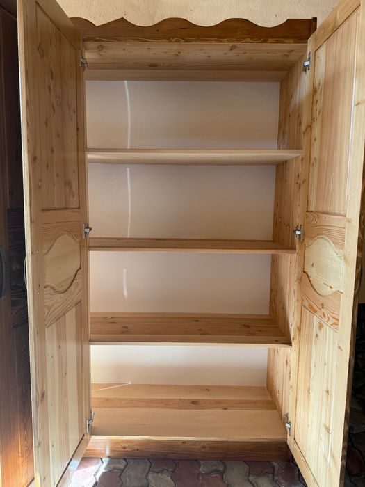 Vând dulap din lemn masiv