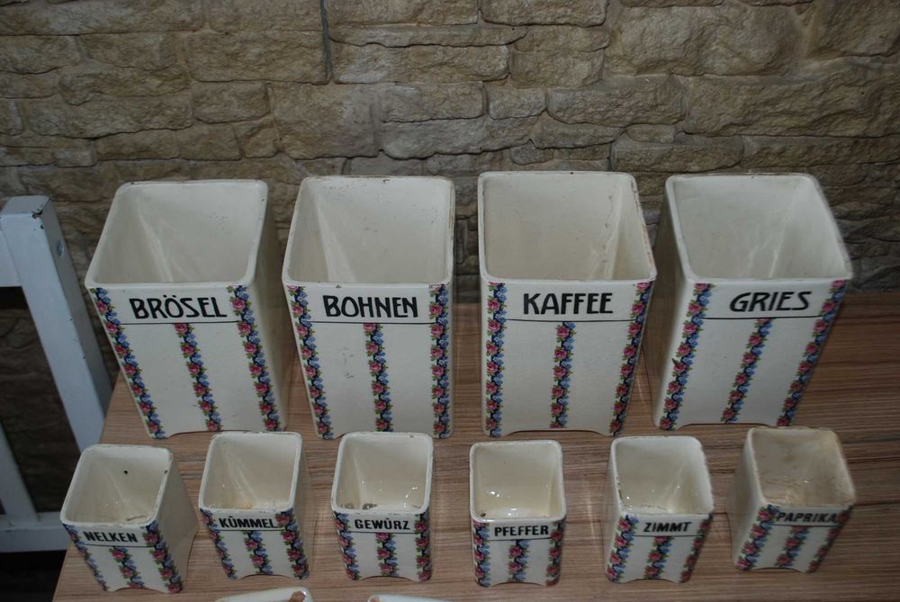 Vand set vechi, sasesc de recipiente pt condimente din faianta