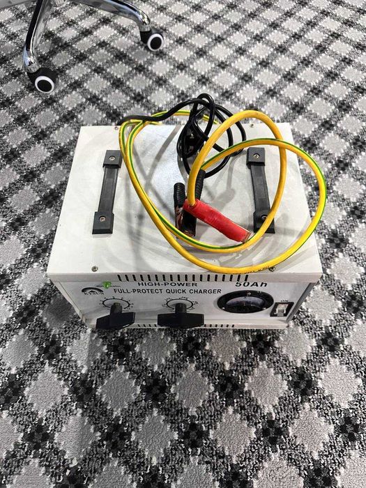 Акумлятор зарядник срочно сотилади 12/24 volt заряд