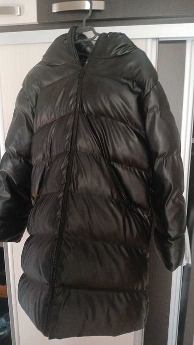 geaca groasa imitatie piele , are o piele lucioasa