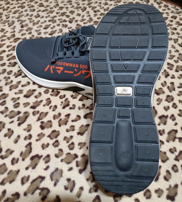 Сетчатые фирменные кроссовки