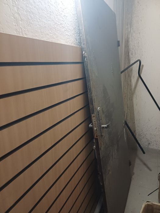 Продам металлическую дверь