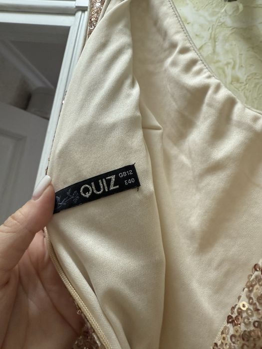 Продается нарядное платье в пайетках!