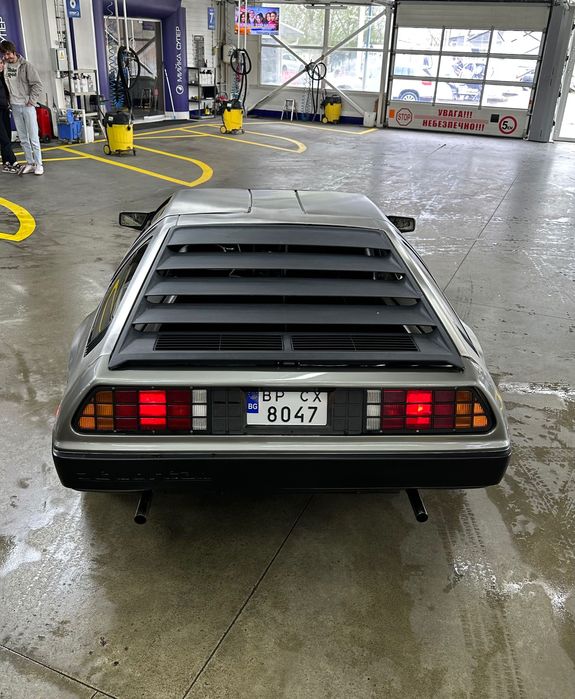 DMC 12 Delorean ретро