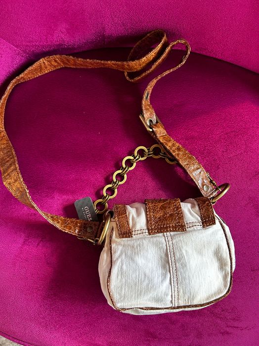 Geanta poseta GUESS BY MARCIANO blugi alb cu imitatie piele maro