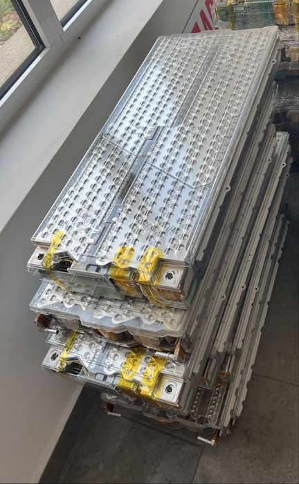 Продавам модул  батерия от Тесла 5.1квч Tesla module s3