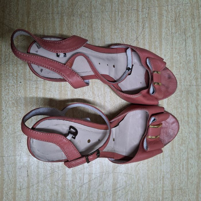 Дамски сандали с тънка подметка и висок ток