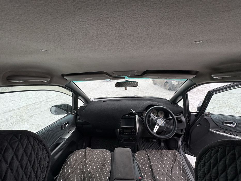 Продам машину мазда премаси 2002года автомат