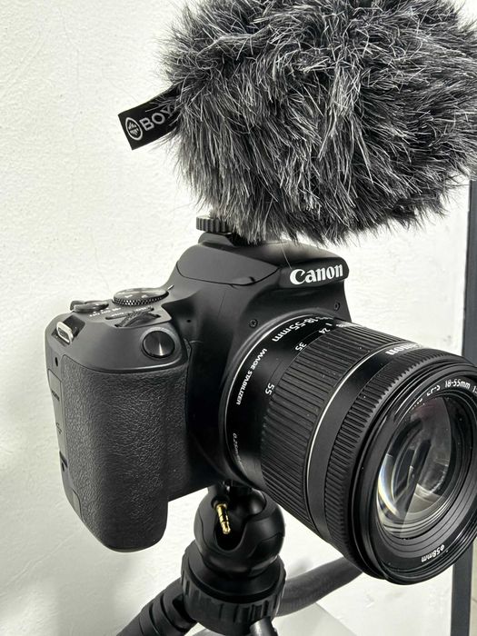 Canon EOS 250D Aparat Foto DSLR Kit cu Obiectiv EF-S 18-55mm + Microfon / 774 cadre