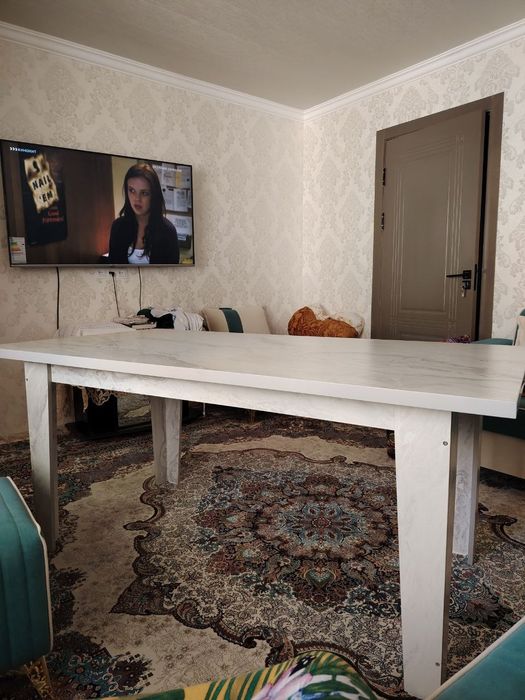 Стол, очень прочный