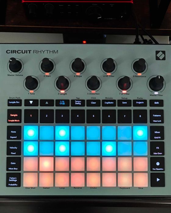 Vand Novation Circuit Rhythm – sampler groovebox, ca nou
